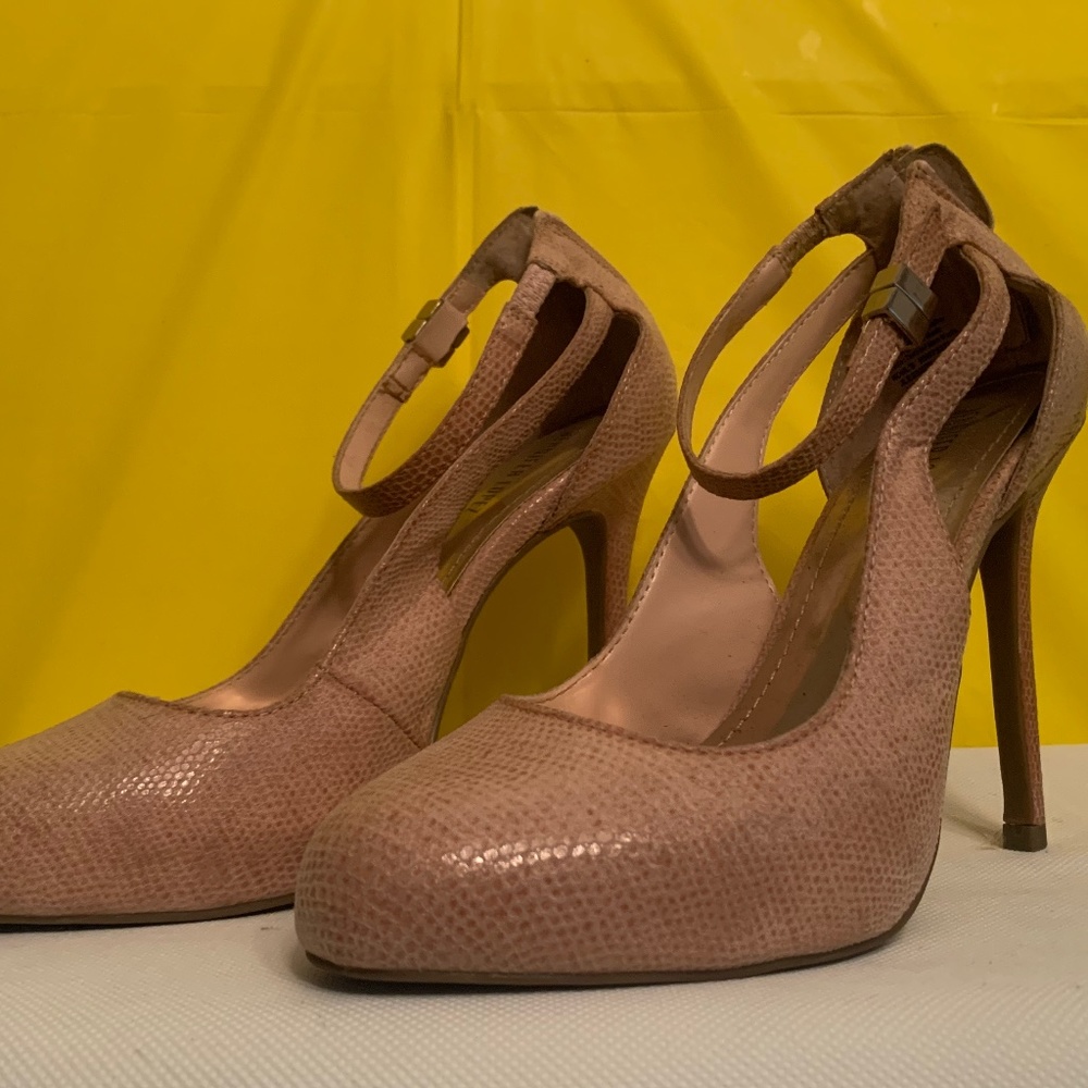 Heels - Picture 3 of 3
